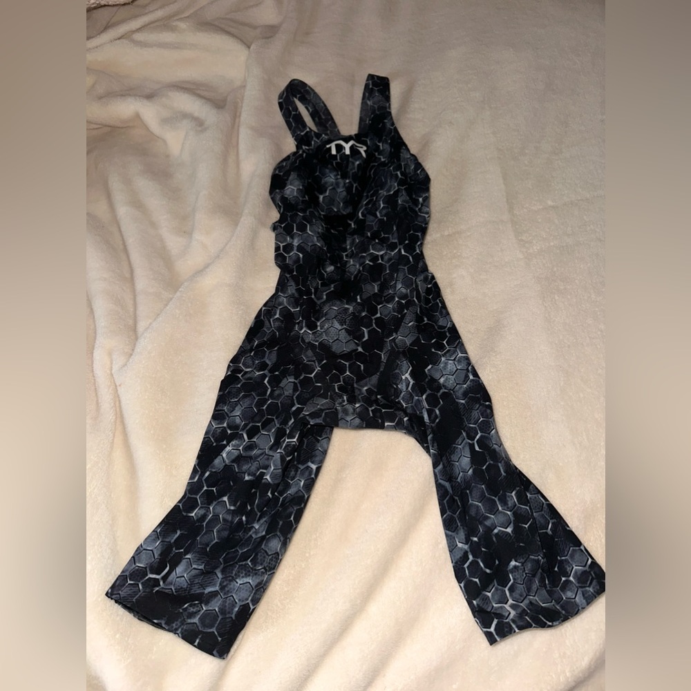 womens TYR open back kneeskin size 26 avictor